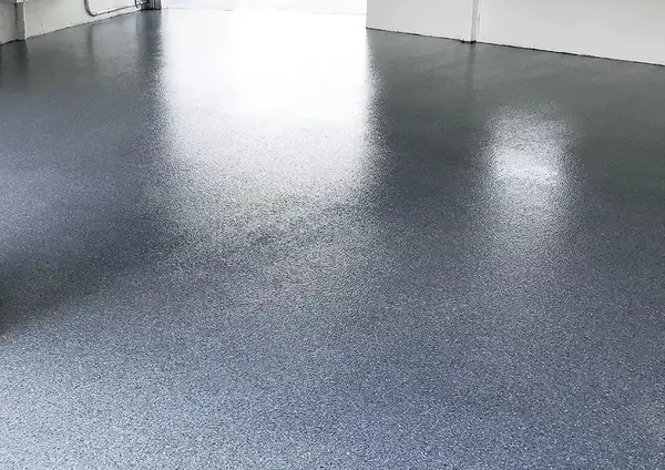 Garage blue-gray flake epoxy floor